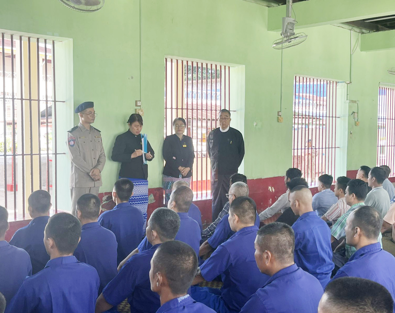 ကရင်ပြည်နယ်တရားလွှတ်တော်တရားသူကြီးချုပ် ဦးညွန့်လင်းက ဘားအံအကျဉ်းထောင်အား ကြည့်ရှုစစ်ဆေးခြင်း