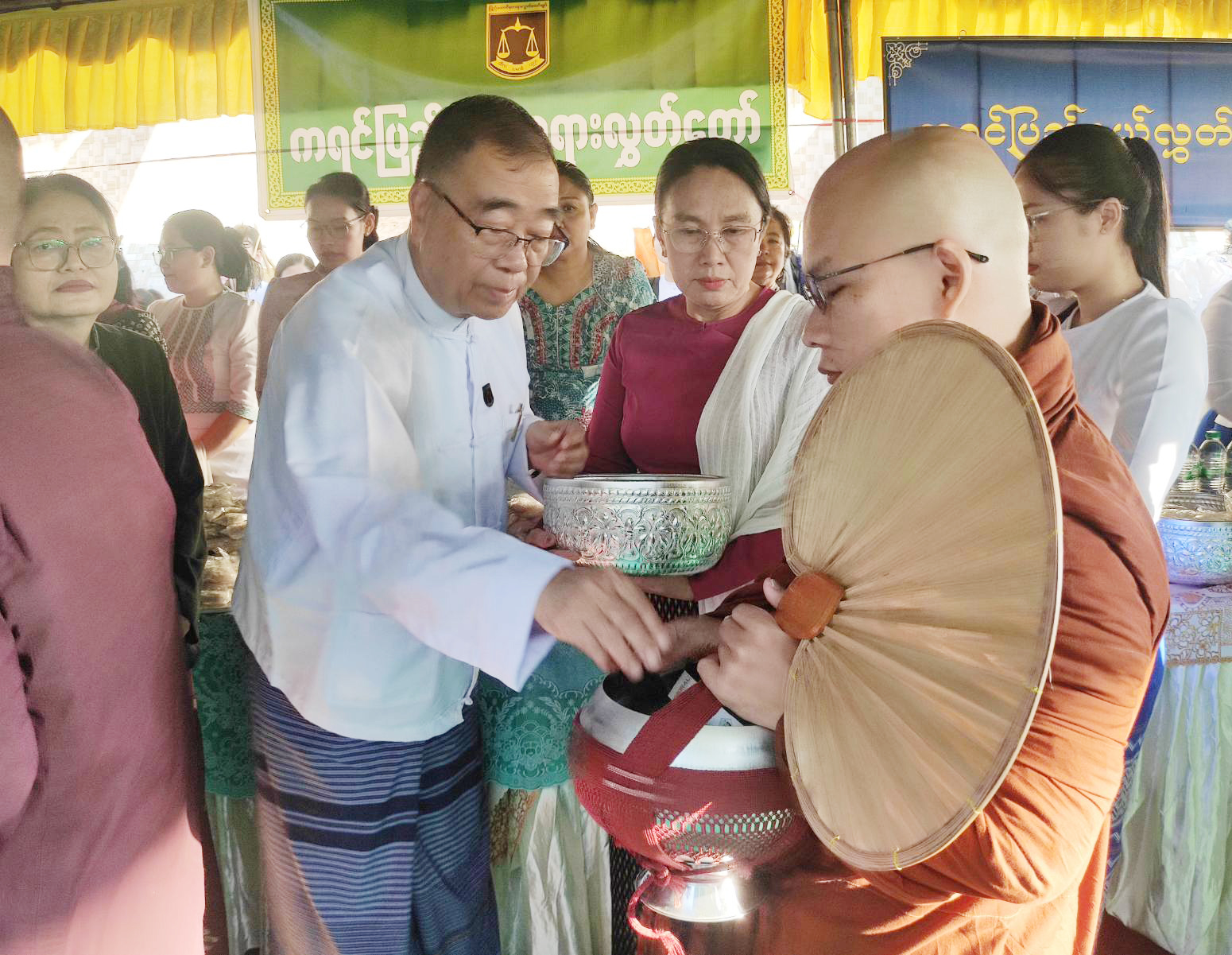 ကရင်ပြည်နယ်တရားလွှတ်တော်မှ သီတင်းကျွတ်လပြည့်နေ့အခါသမယအကြို ဆွမ်းဆန်စိမ်း လောင်းလှူ